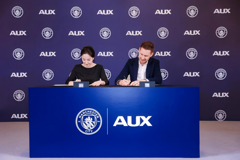 AUX and Manchester City representatives sign the partnership agreement